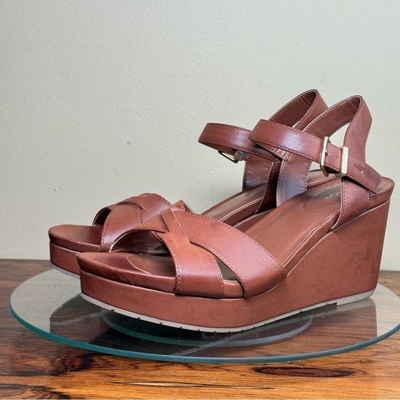 Kenneth Cole Reaction Clarissa Sandals in Tan - Picture 4 of 15